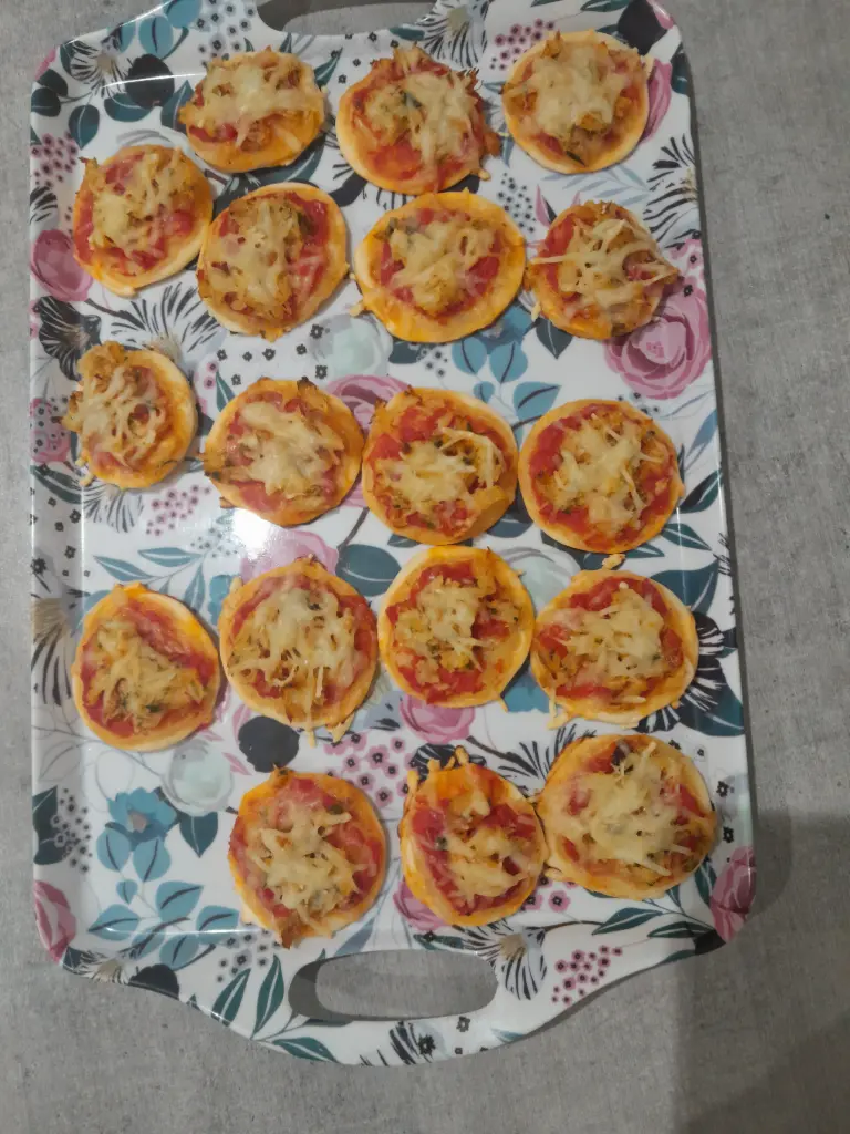 mini pizza aux POULETS(  20 pièces )