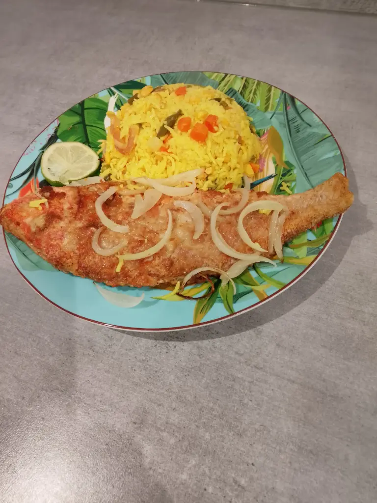 Vivaneau frit  + salade de riz au curcuma  avec ses petits legumes( lardon) 1 pers