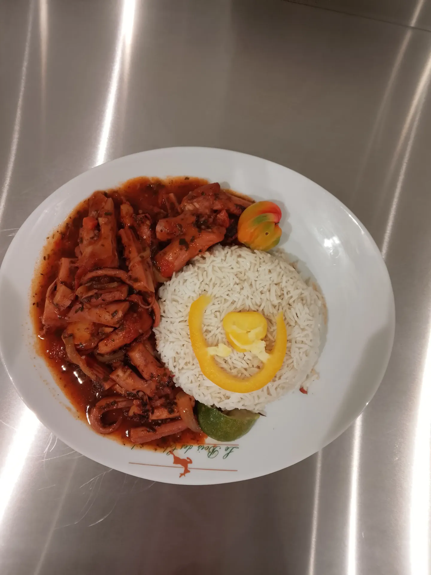 fricassée de chatou ( pulpe) +riz ou ignames et banane plantin)